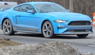 Ford Mustang GT 2022 года в цвете Grabber Blue