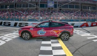 Ford Mustang Mach-E участвует в NASCAR