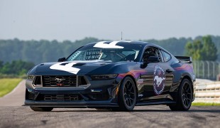 Компания Ford презентует новый Mustang Dark Horse R, и подробности о результатах NASCAR