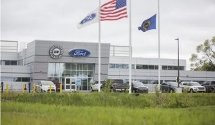 Цены на Ford Mustang Mach-E снижаются, а президенту UAW не нравился глава Ford