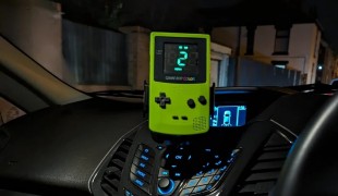 Спидометр Game Boy Color идеально подходит для вашего авто, а аукционы переполнены автомобилями Ford