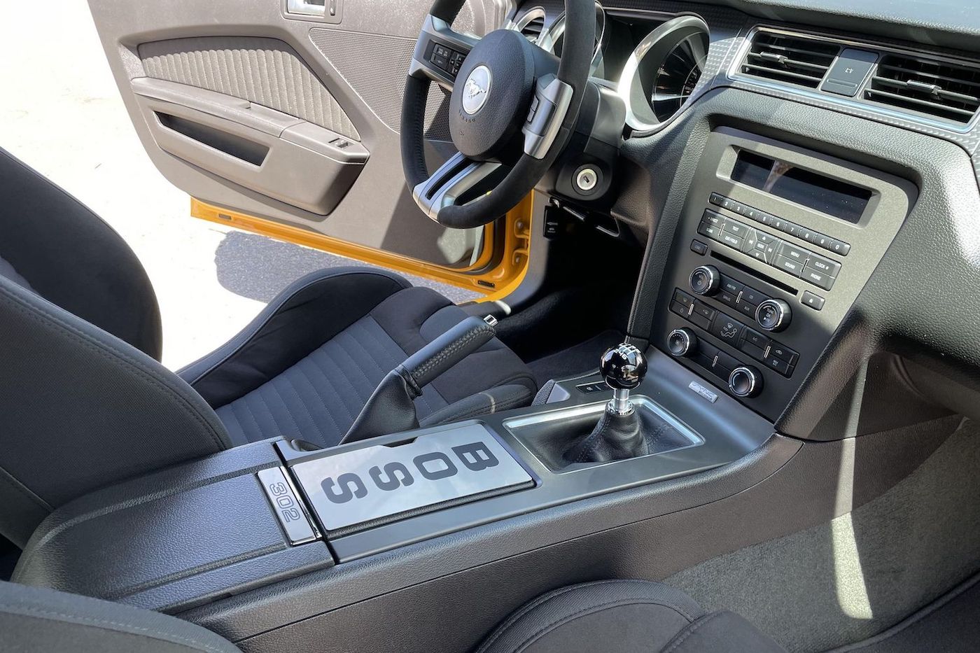 Ford Mustang Boss 302 2013 года на аукционе фото 3 - превью