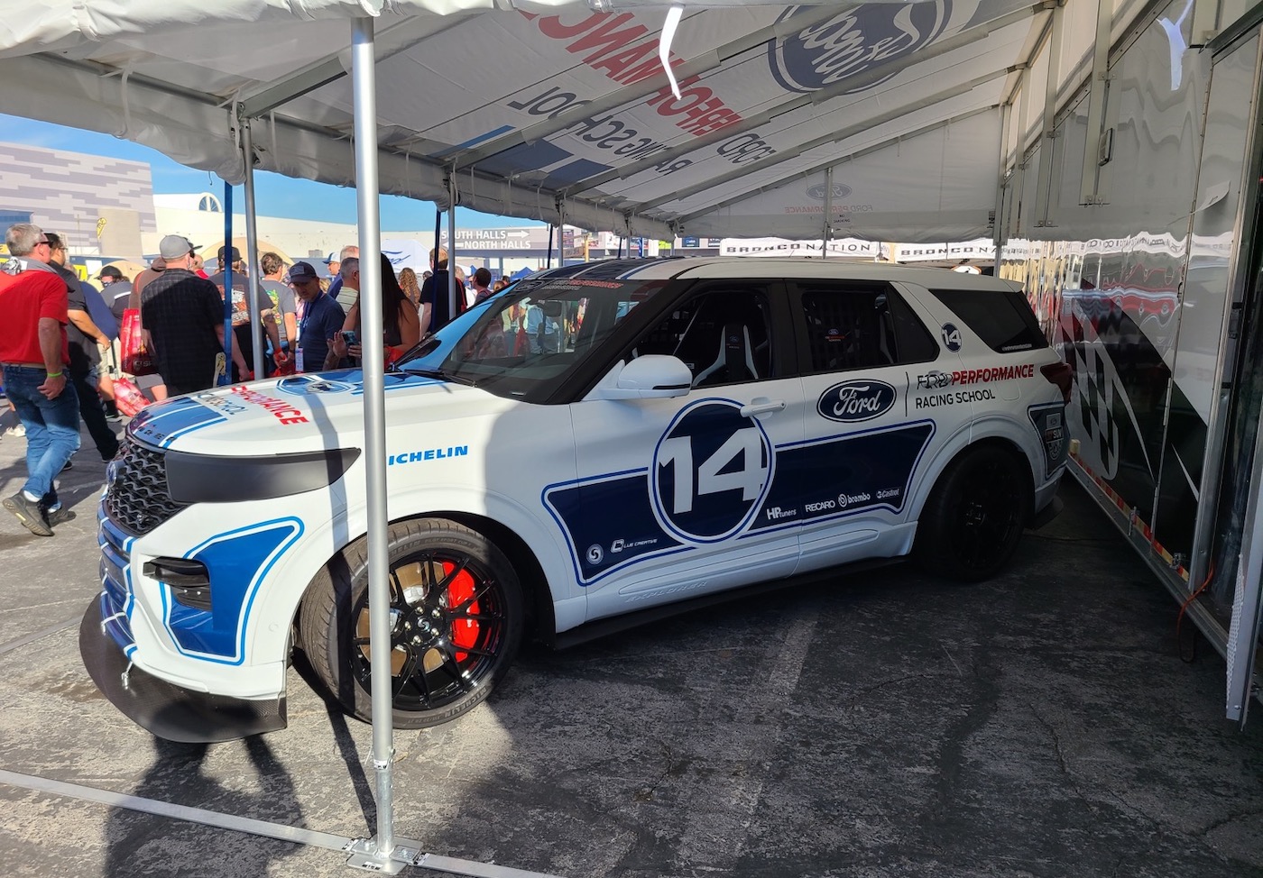 Заряженный Ford Explorer ST фото 1 - превью