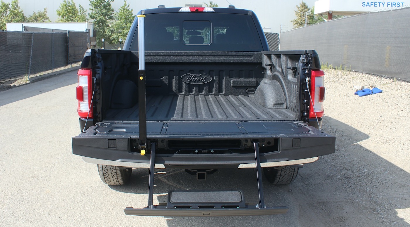 Первый взгляд на заднюю дверь Ford F-150 2021 года фото 1 - превью