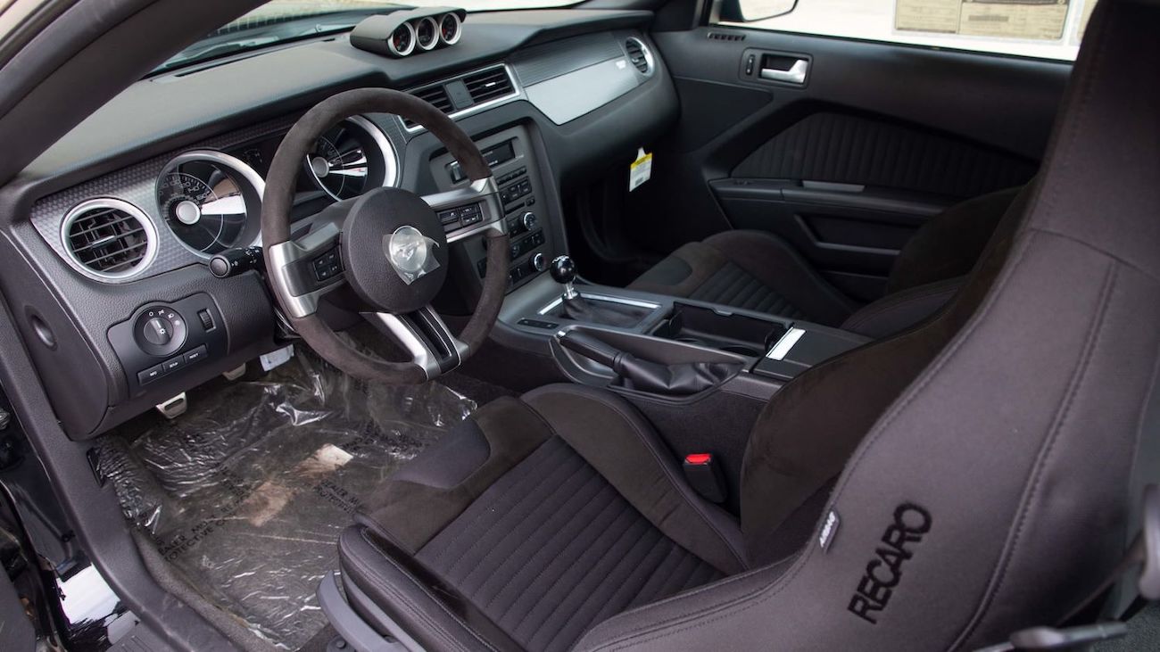 Уникальный Ford Mustang Boss 302 Laguna Seca 2012 года фото 3 - превью