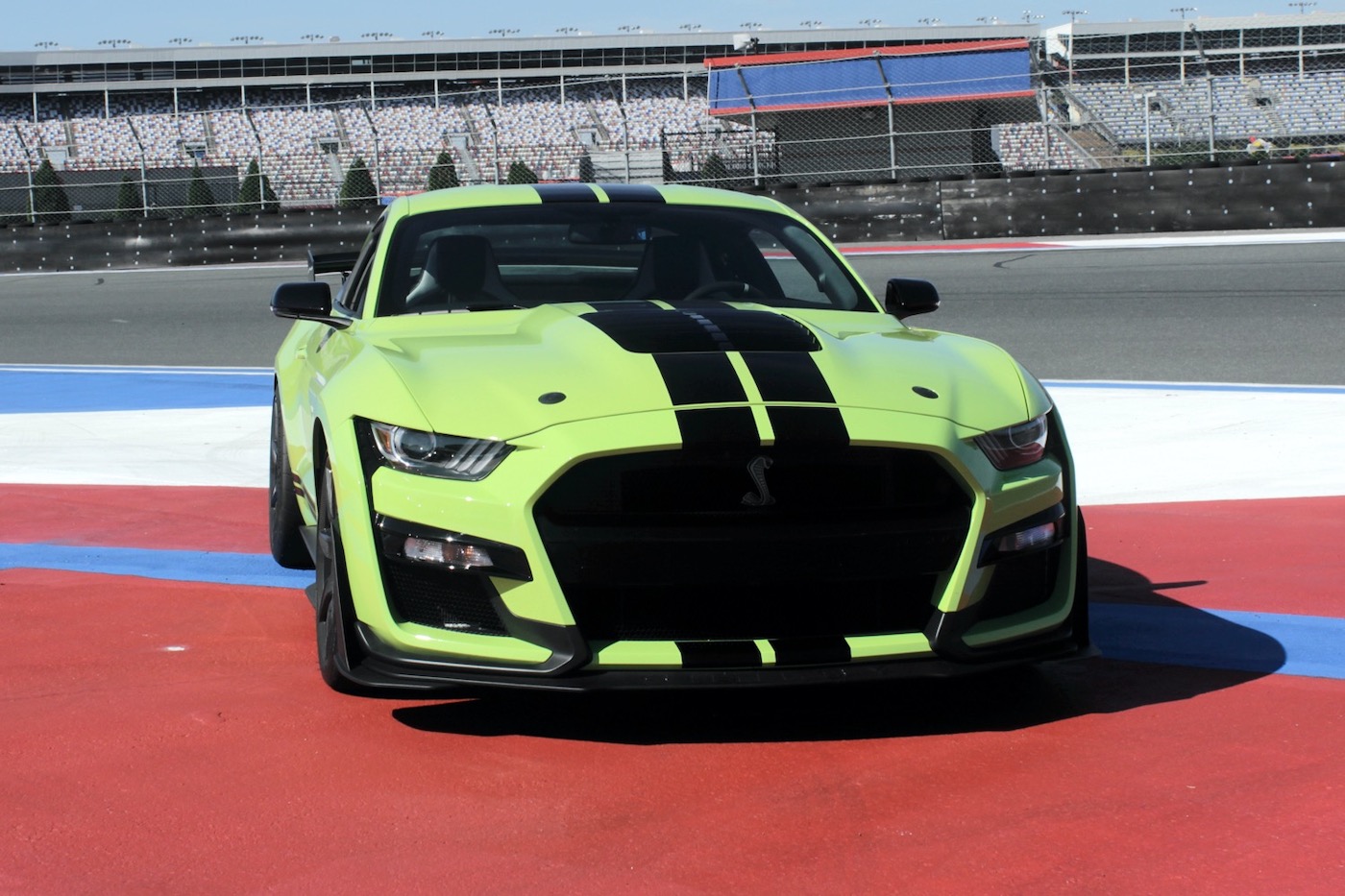 Mustang Shelby GT500 2021 года с карбоновым пакетом фото 2 - превью