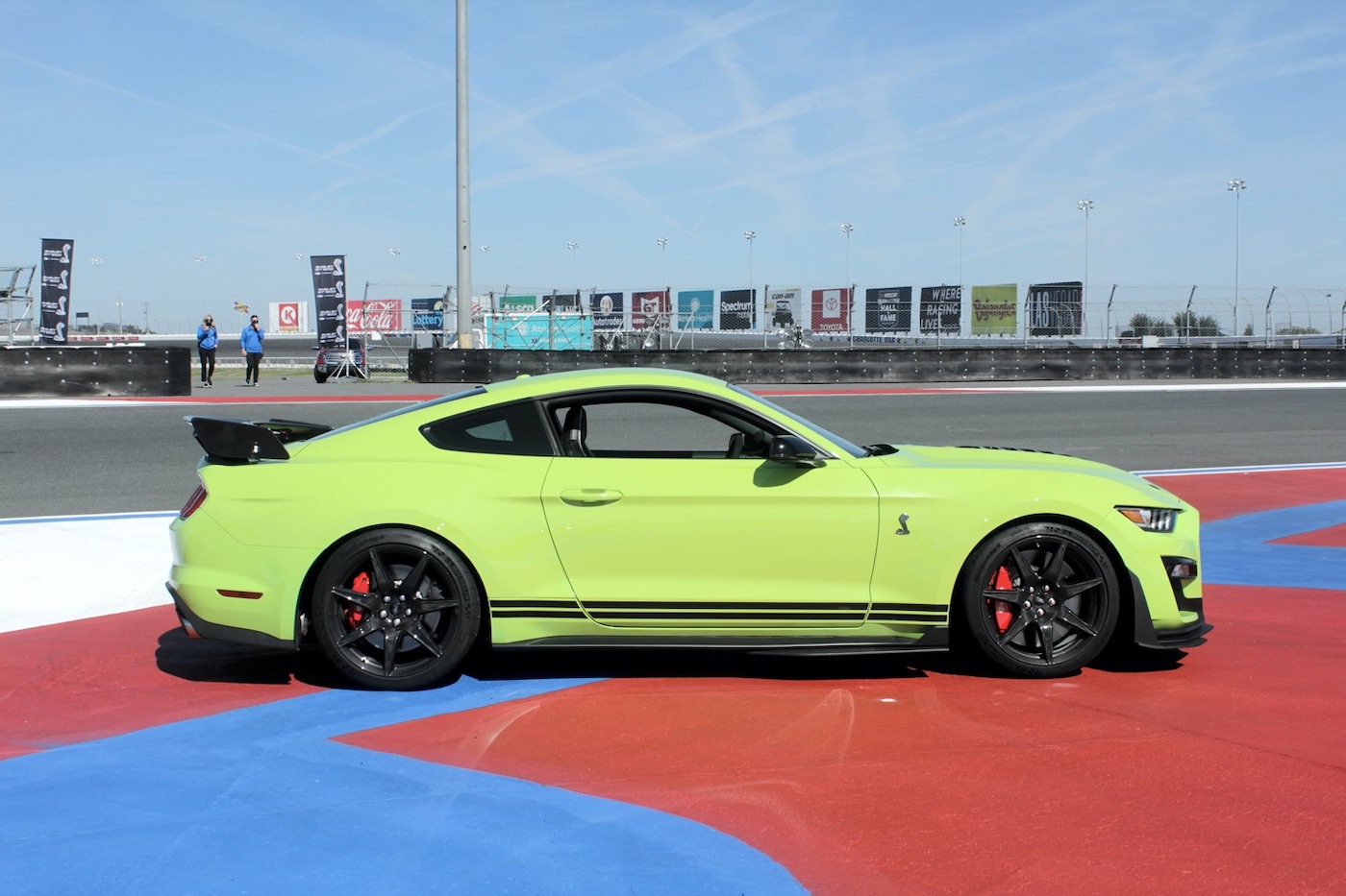 Mustang Shelby GT500 2021 года с карбоновым пакетом фото 3 - превью