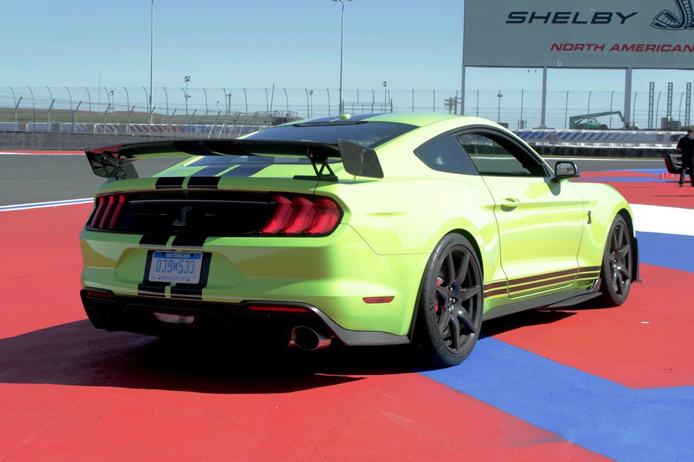 Mustang Shelby GT500 2021 года с карбоновым пакетом фото 4 - превью