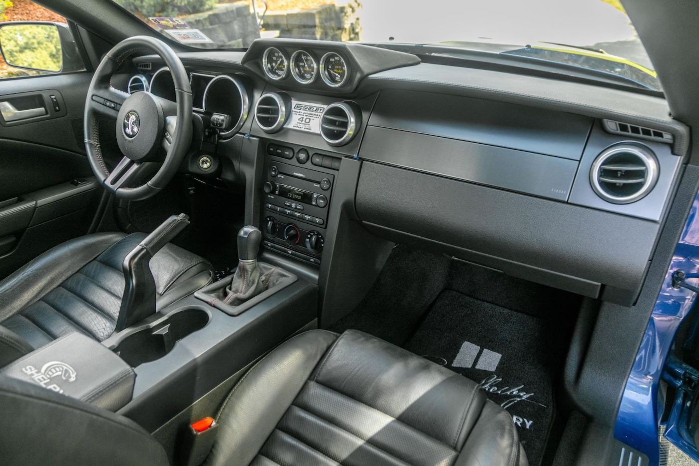 Почти новый Ford Mustang Shelby GT500 2007 года на аукционе фото 3 - превью