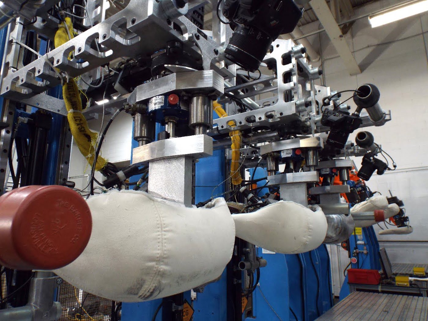 Ford Mustang Mach-E 2021 года на испытаниях фото 1 - превью